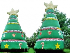 Immense arbre de Noël gonflable
