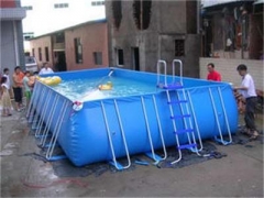 Arrière-cour en métal cadre piscine