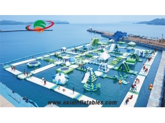 Grand parc aquatique flottant