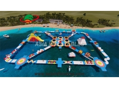 Le parc aquatique gonflable