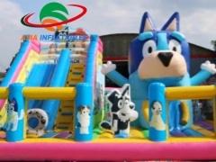 Château gonflable Bluey pour s'amuser en famille fabricants