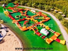 Parc aquatique gonflable avec jouets flottants