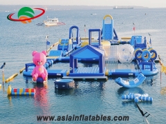 Parc aquatique gonflable flottant avec parcours d'obstacles