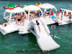 Plateforme de loisirs aquatiques gonflable avec tente